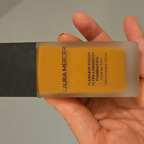 Laura Mercier & DermaBlend  Foundation Bundle Set - Picture 2 of 5